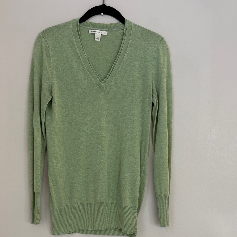💚 Merino Silk Blend Banana Republic Women's V-Neck Light Green Sweater